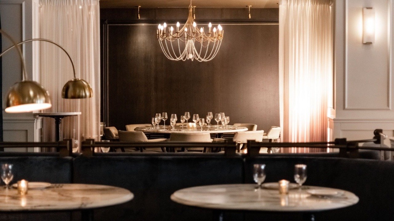How Restaurant Dining Tables Change the Look of Food Under Evening Lighting